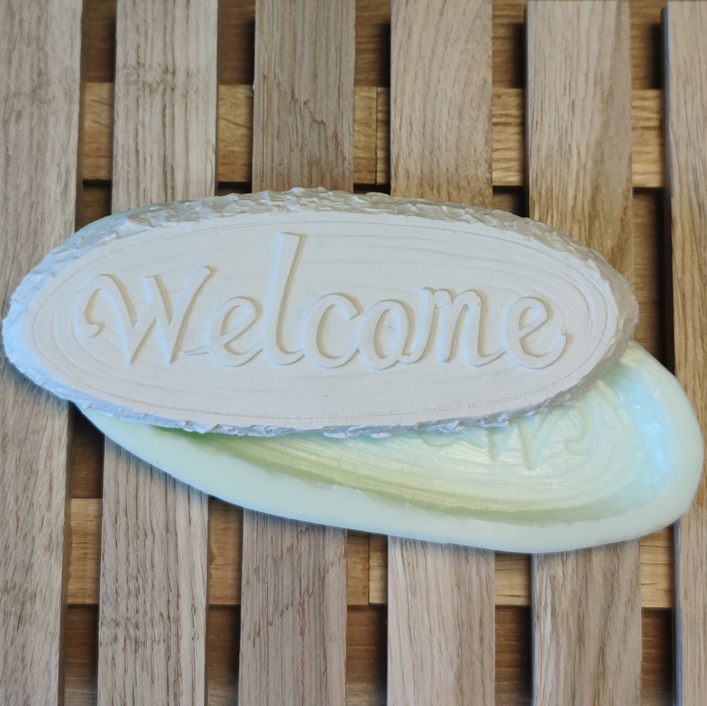 Silikon-Gießform "Welcome" von Easy-Sticks auf Holzunterlage, zeigt die präzise Form der Buchstaben für individuelle Kunstwerke und Dekorationen.