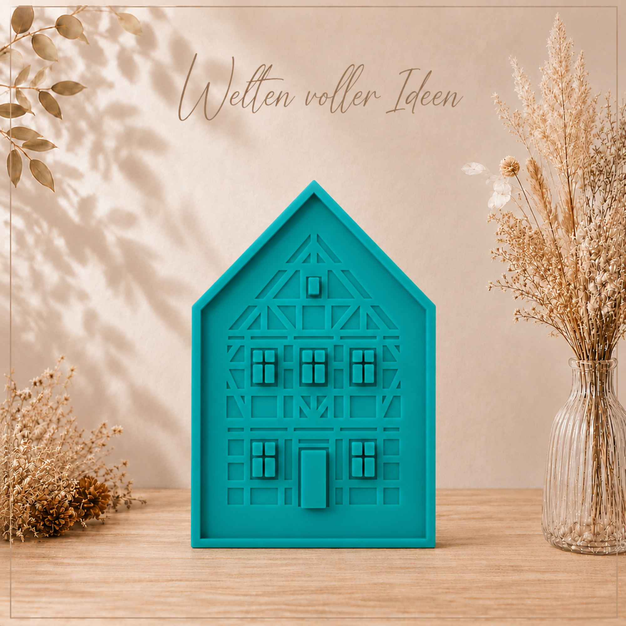 Türkise Silikon-Gießform für ein Fachwerkhaus mit detailreichen Balken, Fenstern und Tür – ideal zum Gießen dekorativer Häuser und Laternen.