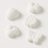 Weiße Formen in Schmetterlings-, Marienkäfer- und Blumen-Design, aus der Silikonform von Easy-Sticks - perfekt für Backen und Dekorieren.