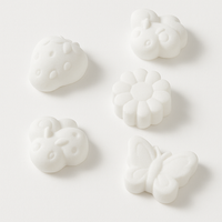 Weiße Formen in Schmetterlings-, Marienkäfer- und Blumen-Design, aus der Silikonform von Easy-Sticks - perfekt für Backen und Dekorieren.