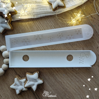 Easy-Sticks Silikonform mit Schneeflocken-Design, präsentiert handgefertigte Elemente auf einem rustikalen Holzuntergrund mit weihnachtlichen Plätzchen, perfekt für festliche Bastelprojekte.