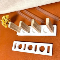 Easy-Sticks Silikonform - 3er Reagenzglashalter Vase in weiß, kombiniert mit Holzständern und Reagenzgläsern, perfekt für stilvolle Arrangements, angeboten von Easy-Sticks.