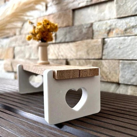 Zweite Ansicht des Miniaturtischs aus der Easy-Sticks Silikonform - Herzbank, zeigt das Herz-Design der Tischbeine, perfekt für DIY-Inspiration.