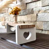 Zweite Ansicht des Miniaturtischs aus der Easy-Sticks Silikonform - Herzbank, zeigt das Herz-Design der Tischbeine, perfekt für DIY-Inspiration.