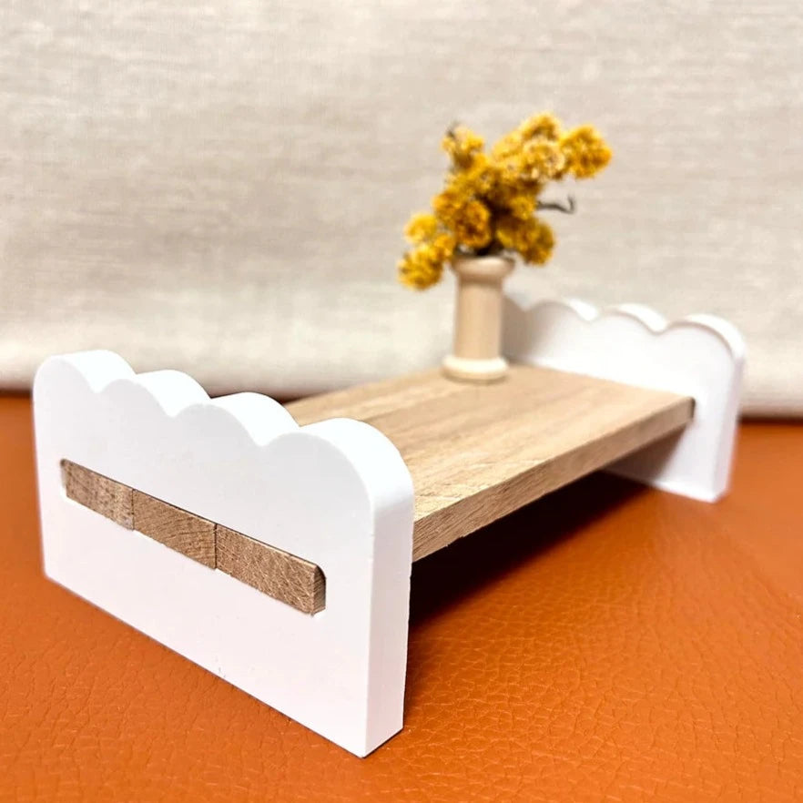 Dekorative Sitzbank aus Holz mit weißem Silikon-Rücken, hergestellt von Easy-Sticks, passend zur Easy-Sticks Silikonform - Sitzbank mit Riffel.