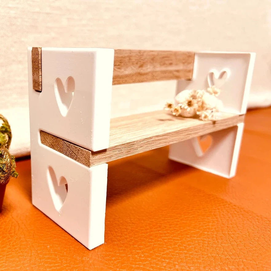 Silikon Gießform Herzsitzbank mit Lehne von easy-sticks: Naheaufnahme der Herzsitzbank, die mit zarten Blumen verziert ist.