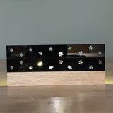 Dekorative Easy-Sticks Acrylplatte in Schwarz mit sichtbaren Sternen und einer eleganten Holzbasis. Die hochglänzende Oberfläche verleiht jedem Raum eine besondere Atmosphäre.