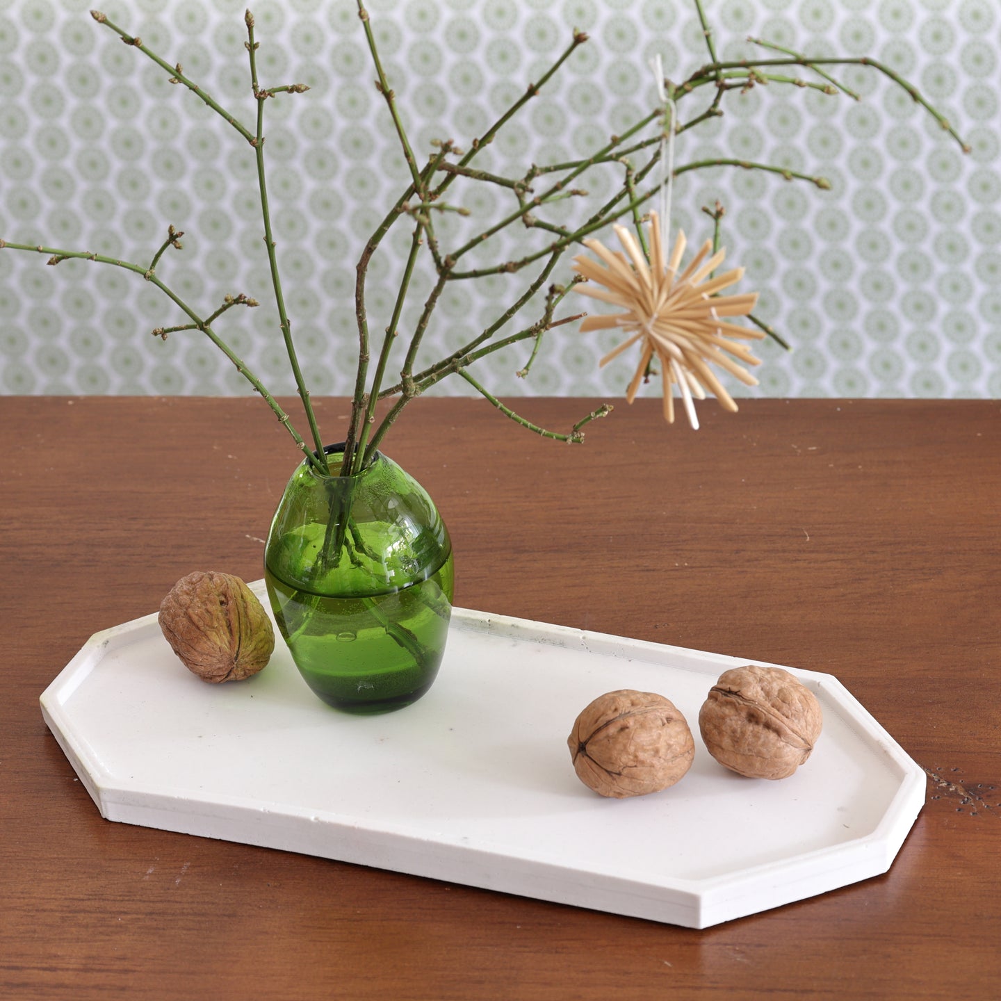 Dekoratives Deko-Tablett aus hochwertigem Silikon von easy-sticks, mit liebevollem Arrangement aus einer grünen Vase, Zweigen und Walnüssen auf einem Holzuntergrund.