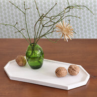 Dekoratives Deko-Tablett aus hochwertigem Silikon von easy-sticks, mit liebevollem Arrangement aus einer grünen Vase, Zweigen und Walnüssen auf einem Holzuntergrund.