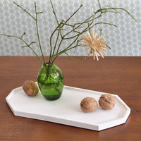 Dekoratives Deko-Tablett aus hochwertigem Silikon von easy-sticks, mit liebevollem Arrangement aus einer grünen Vase, Zweigen und Walnüssen auf einem Holzuntergrund.