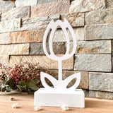 Kreativer Silikonform Einschieber - Tulpe von Easy-Sticks, dargestellt als schlanke, moderne Blumenskulptur auf einem rustikalen Steinboden mit floralen Dekorationselementen.