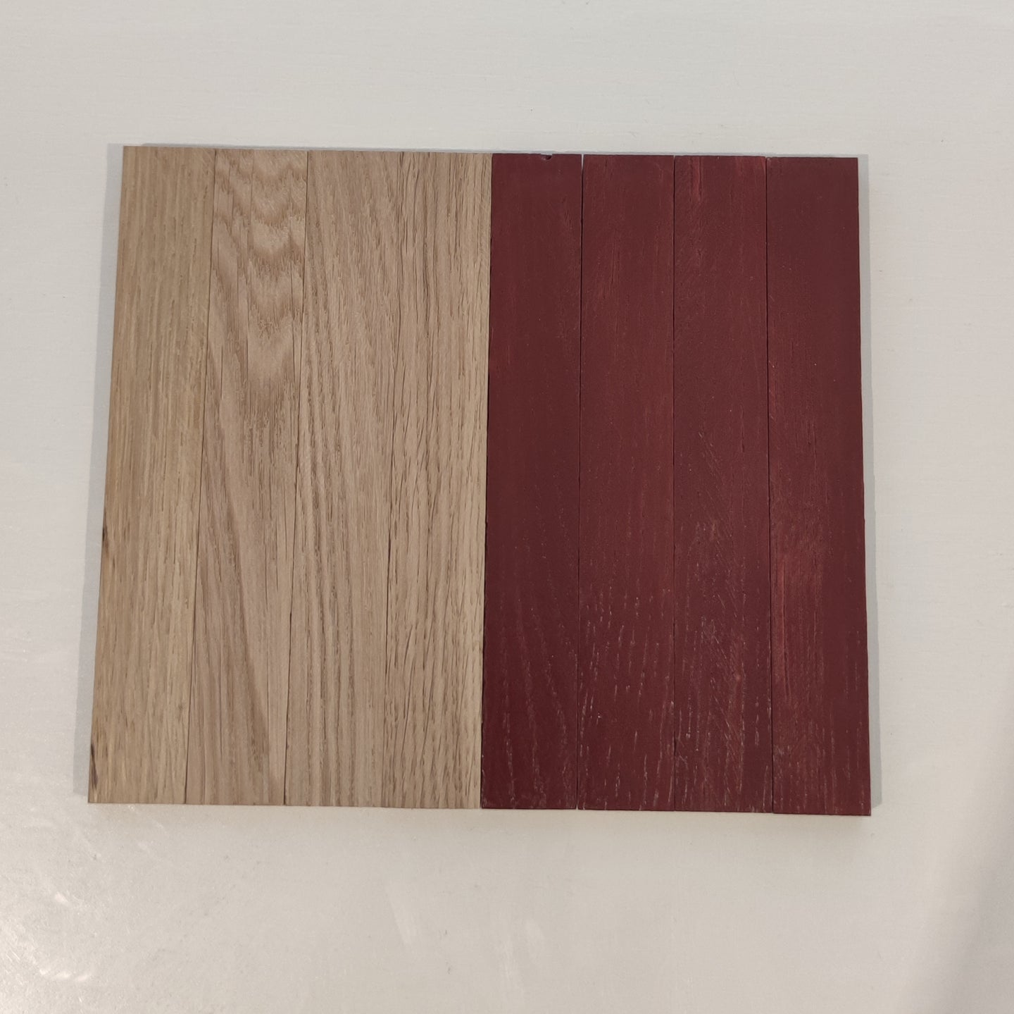 Holzprobe mit natürlichen Farbtönen, die die lebendige Ausstrahlung der Easy-Sticks Color Holzfarbe Schweden Rot hervorhebt.