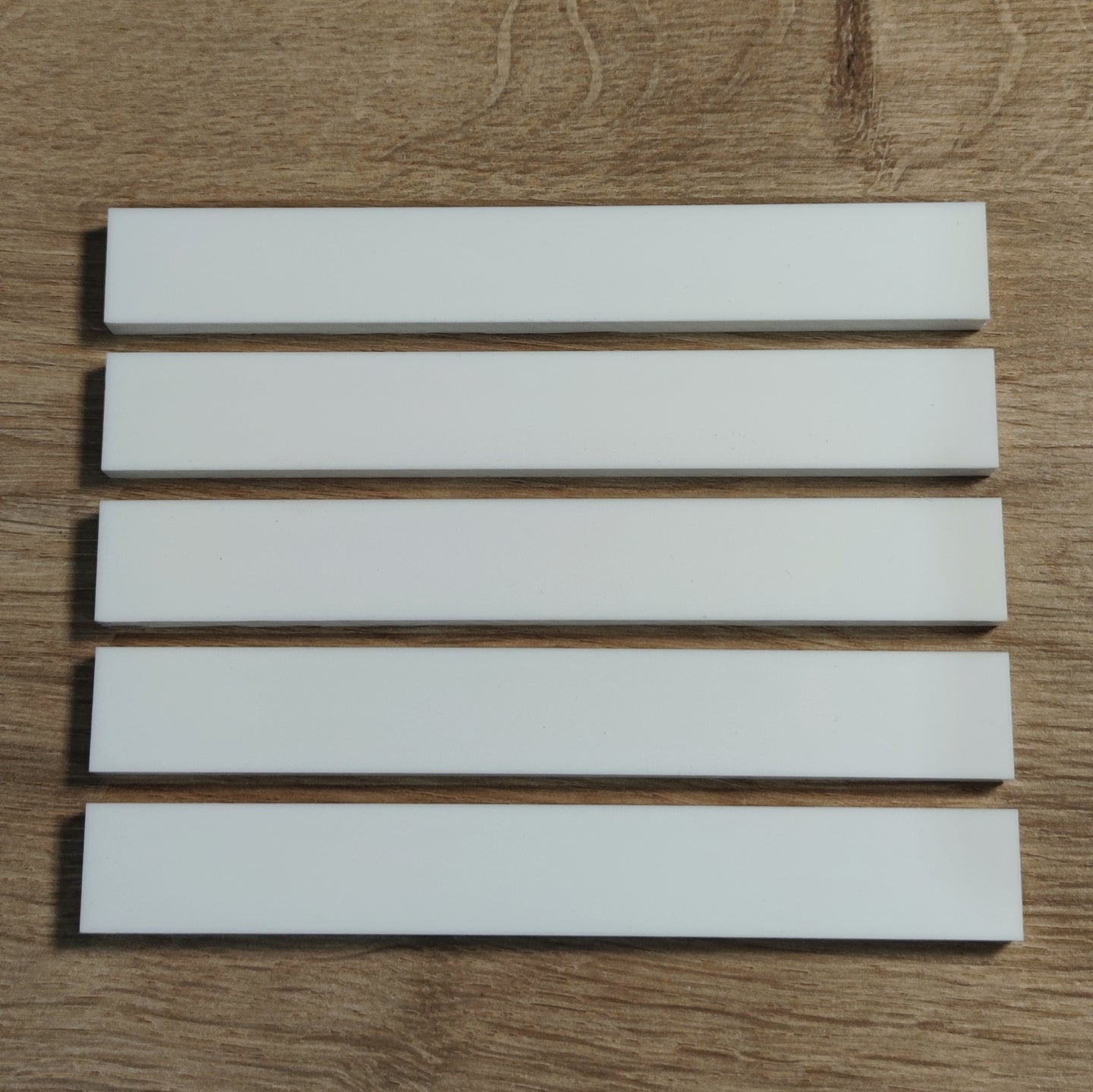Easy-Sticks Acryl Weiß - 8 Stück - 16 cm Länge, hochglänzende weiße Acryl-Sticks auf Holzuntergrund, ideal für kreative Dekorationen und Anwendungen.