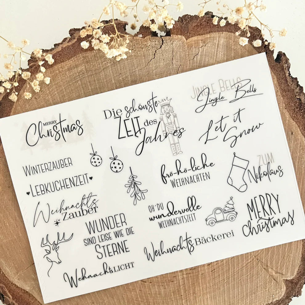 Rub on UV Sticker randlos Weihnachten Mix2 A5 von easy-sticks, präsentiert auf einem rustikalen Holzuntergrund mit handschriftlichen Weihnachtsmotiven und -sprüchen.