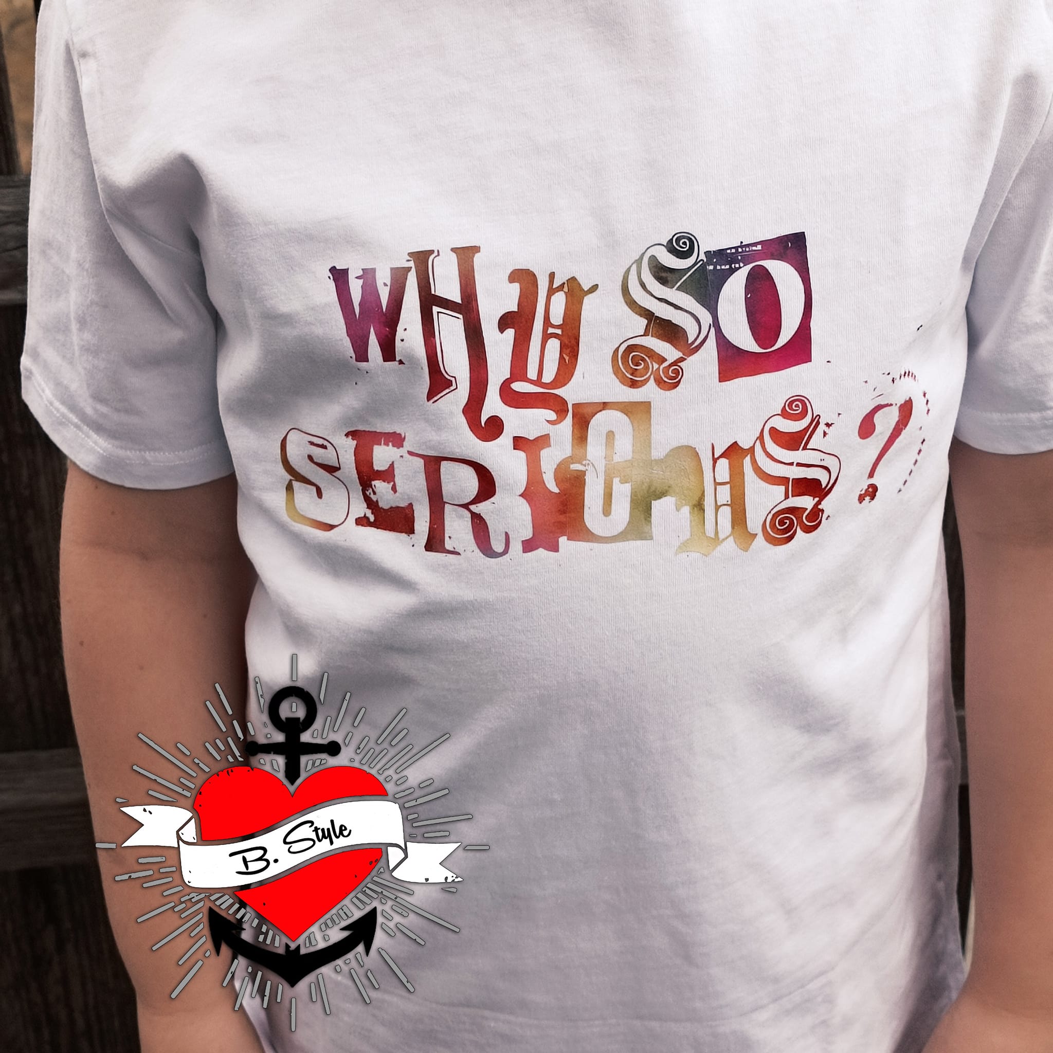 Kind in einem weißen T-Shirt mit dem auffälligen Design "Why so serious?" von easy-sticks, perfekt für individuelle kreative Ideen.