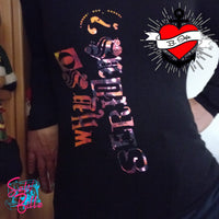 Nahaufnahme eines schwarzen Oberteils mit dem auffälligen Schriftzug "Why so serious?" in leuchtenden Farben, designt von easy-sticks.