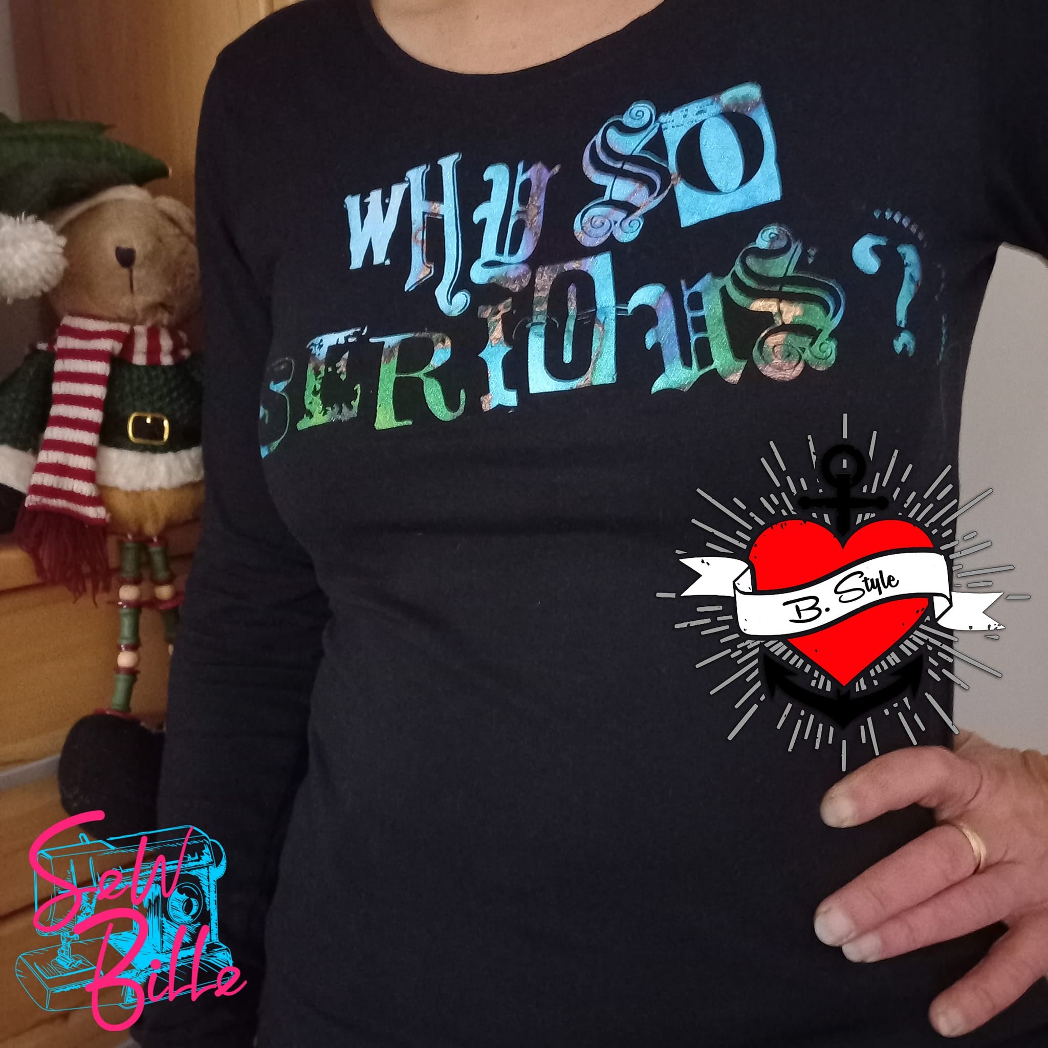 Ein kreativ gestaltetes schwarzes Longsleeve mit dem Spruch "Why so serious?" von easy-sticks, perfekt für individuelle Modeprojekte.
