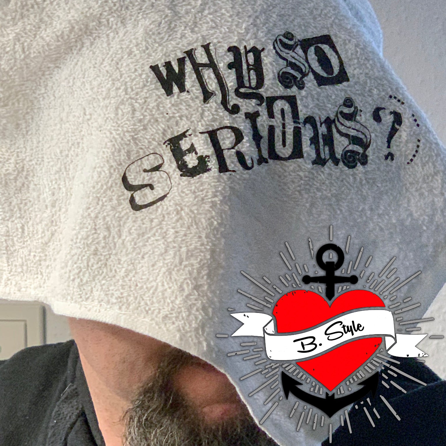 Mann trägt ein Handtuch mit dem interessanten Text "Why so serious?" von easy-sticks, kreativ in Szene gesetzt.