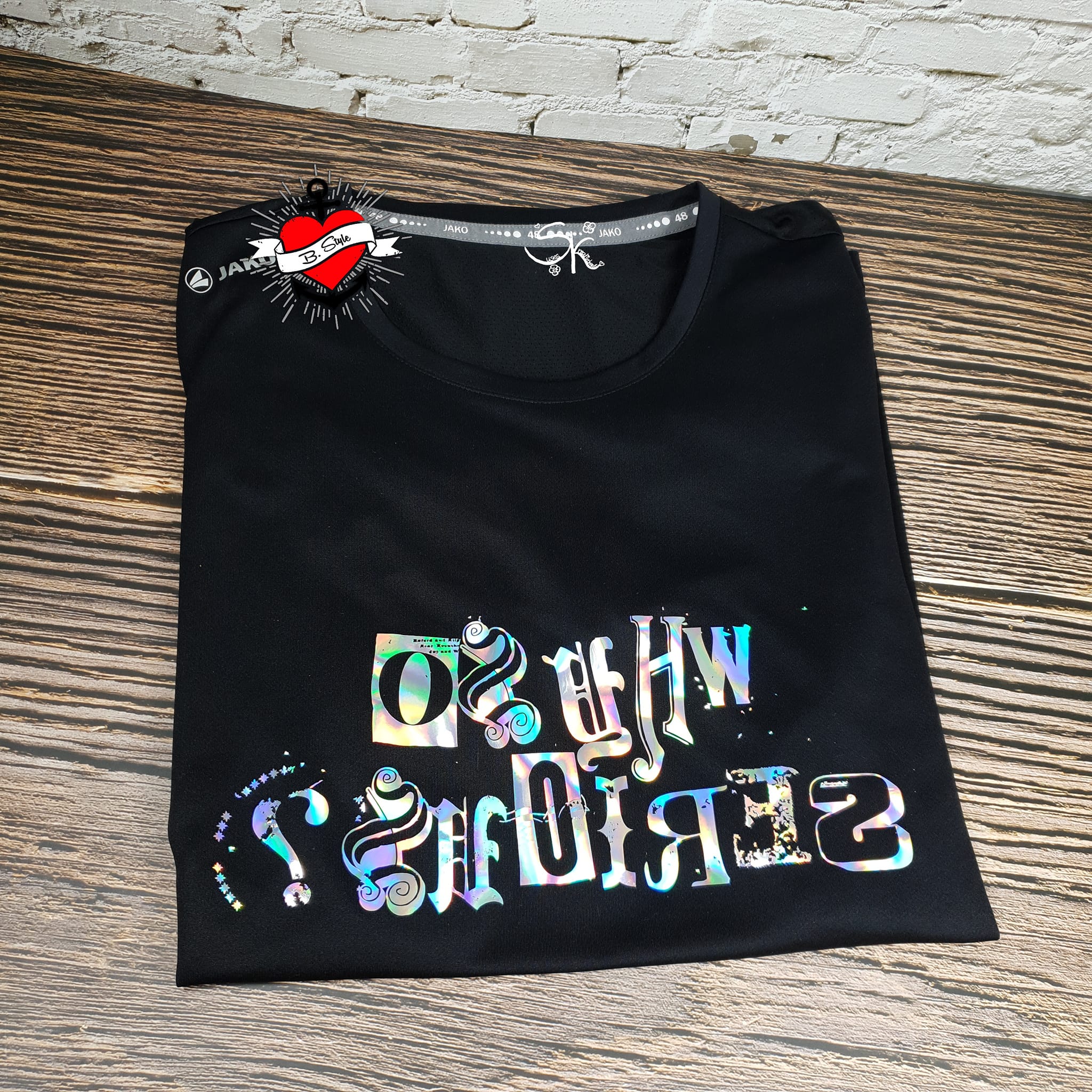 Ein schwarzes Shirt mit dem bunten Design "Why so serious?" von easy-sticks, ideal für besondere kreative Projekte.