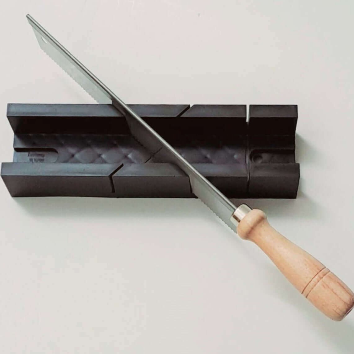 Feinsäge Set mit Kunststoff Gehrungslade von Easy-Sticks, mit ergonomischem Holzgriff und stabiler Bauweise für saubere und feine Schnitte in verschiedenen Materialien.
