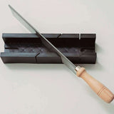 Feinsäge Set mit Kunststoff Gehrungslade von Easy-Sticks, mit ergonomischem Holzgriff und stabiler Bauweise für saubere und feine Schnitte in verschiedenen Materialien.