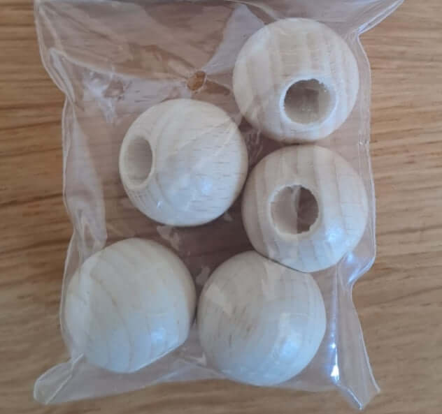 Holzperlen natur, Kugel Ø20mm, in durchsichtiger Verpackung mit 5 Stück, angeboten von easy-sticks. Ideal für Schmuckherstellung und DIY-Projekte.