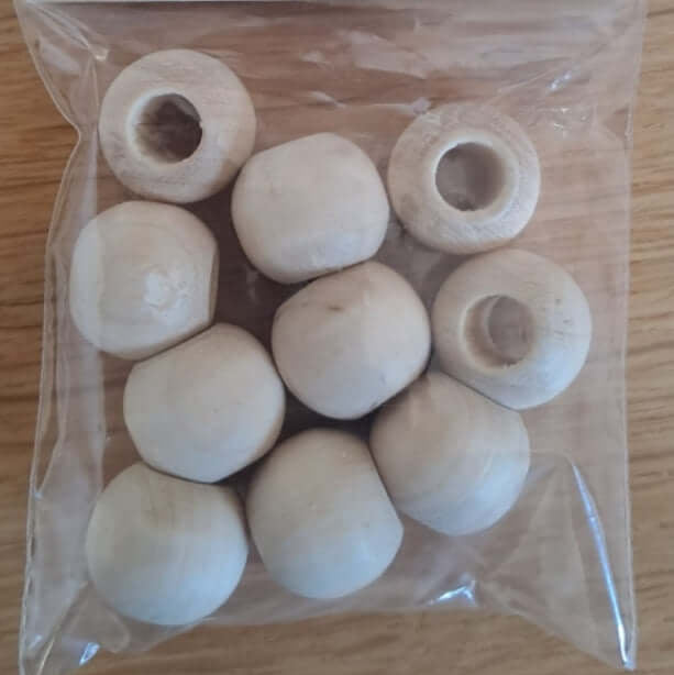 Transparente Verpackung mit 10 hochwertigen Holzperlen Ø15mm von easy-sticks, perfekt zum Hobbyschmuck oder für individuelle Bastelideen.