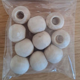 Transparente Verpackung mit 10 hochwertigen Holzperlen Ø15mm von easy-sticks, perfekt zum Hobbyschmuck oder für individuelle Bastelideen.
