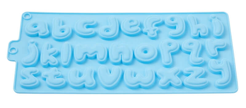 Buchstaben Silikonform von Easy-Sticks, ideal zum Kreieren von kreativen Leckereien und Dekorationen in verschiedenen Anlässen. Die Form zeigt eine Vielzahl von Buchstaben, die zwischen 3 und 5 cm groß sind und aus flexiblem, lebensmittelechtem Silikon bestehen.