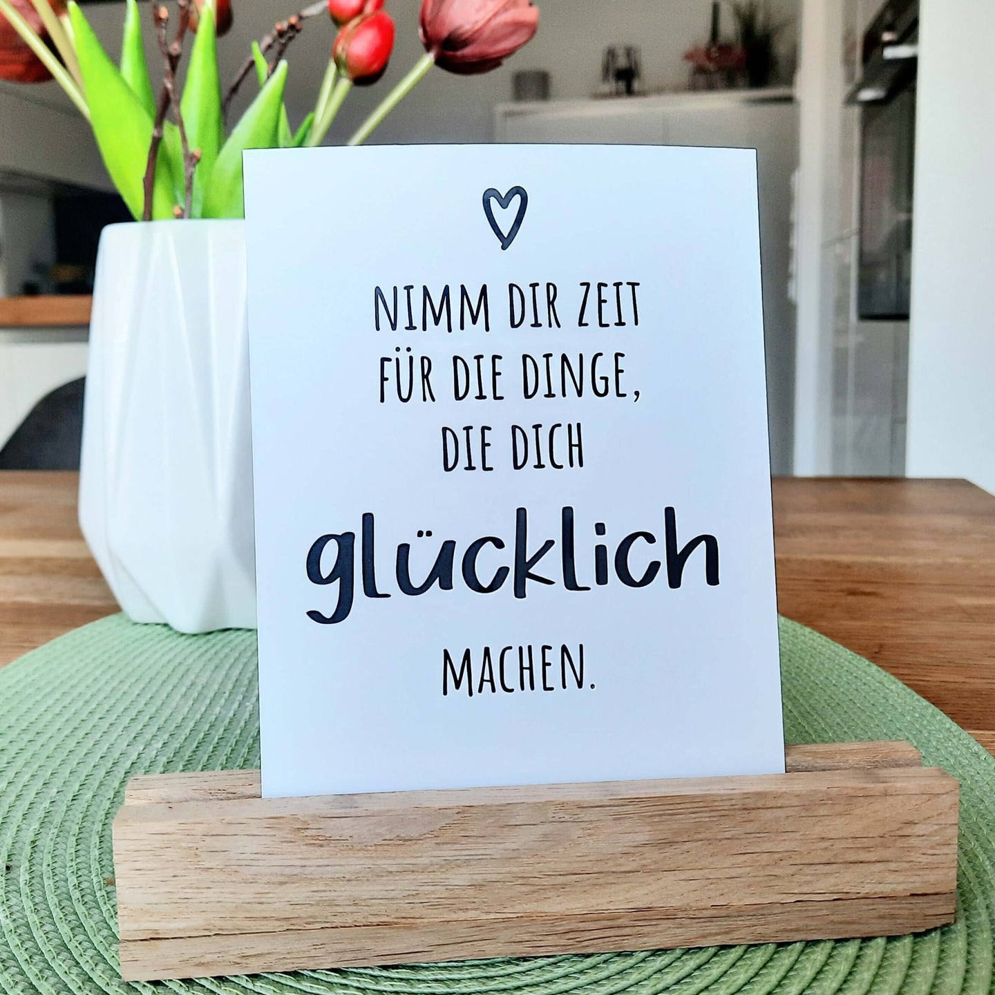 Einzigartige Postkarte aus dem 6er Set 'Happy' von easy-sticks, die den Spruch 'Nimm dir Zeit für die Dinge, die dich glücklich machen.' enthält, perfekt für persönliche Botschaften.