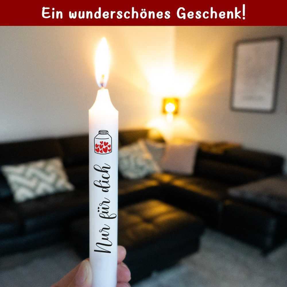Ein hübsches, brennendes Kerzenlicht mit Aufschrift "Nur für dich", Teil der Kerzenstickervorlage mit Muttertags-Motiven von easy-sticks, ideal für persönliche Geschenke.