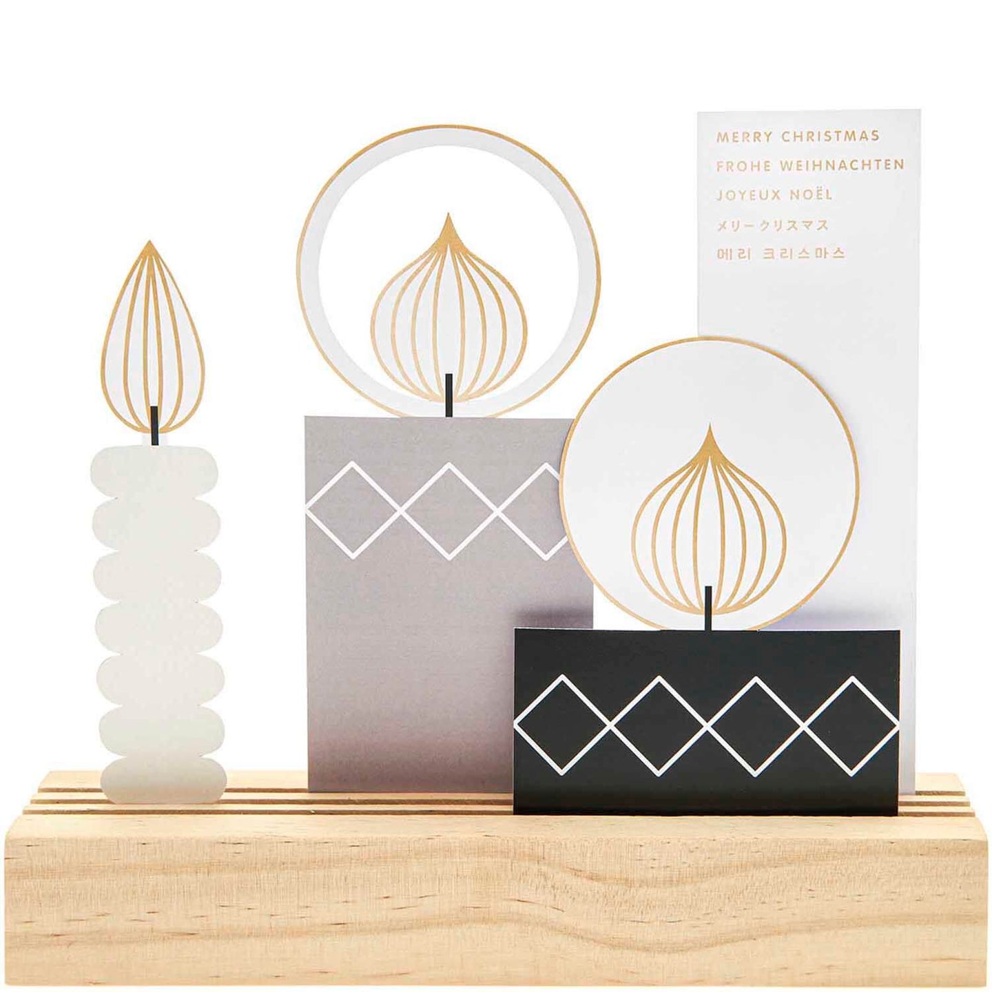 Kreatives Postkartendeko-Set Kerzen von easy-sticks, bestehend aus vier eleganten Kerzen mit einem modernen Design auf einem hölzernen Untergrund.