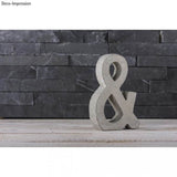 Kreativ-Beton von easy-sticks, dekoratives Betonzeichen '&' auf strukturiertem Hintergrund.