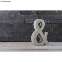 Kreativ-Beton von easy-sticks, dekoratives Betonzeichen '&' auf strukturiertem Hintergrund.