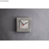 Kreativ-Beton von easy-sticks, einzigartige Beton-Uhr im minimalistischen Design auf grauem Hintergrund.