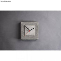 Kreativ-Beton von easy-sticks, einzigartige Beton-Uhr im minimalistischen Design auf grauem Hintergrund.