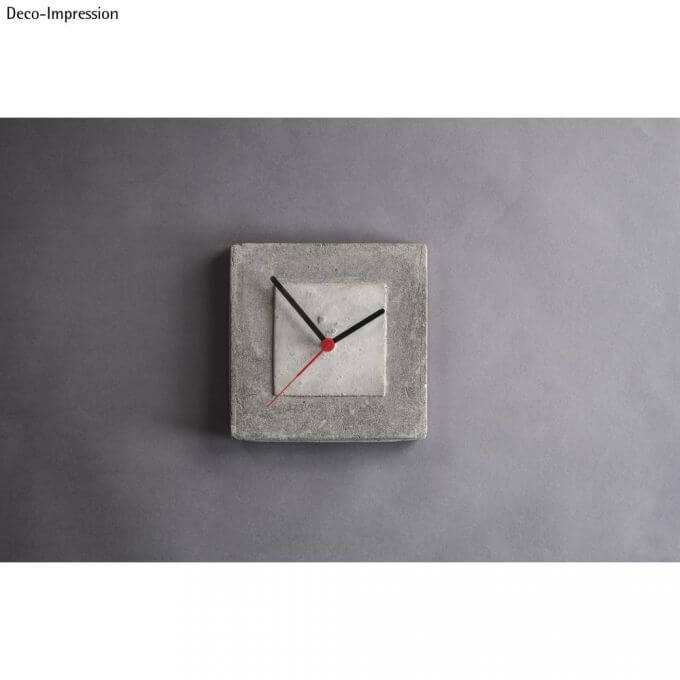 Kreativ-Beton von easy-sticks, einzigartige Beton-Uhr im minimalistischen Design auf grauem Hintergrund.