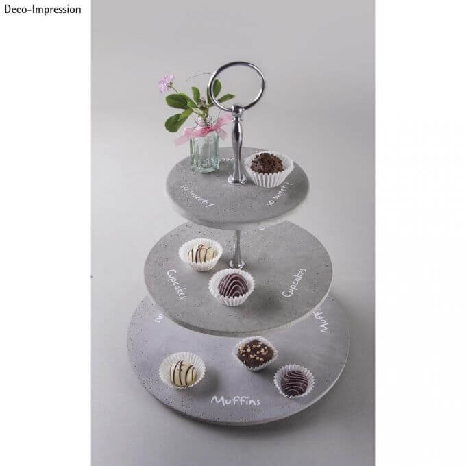 Metall Etageren Bausatz Classic von easy-sticks, präsentiert in einem stilvollen, drei-stufigen Design mit köstlichen Muffins und Pralinen, dekoriert mit einer kleinen Blumenvase.