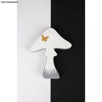Elegante PET Gießform Pilze von easy-sticks, abgebildet auf einem kontrastierenden Hintergrund, präsentiert die kunstvolle Form eines Pilzes mit einem goldenen Schmetterling.