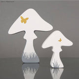 Kreative PET Gießform Pilze von easy-sticks, zeigt zwei hübsche Pilze, dekoriert mit einem goldenen Schmetterling und sanften grauen Details, ideal für DIY-Projekte.