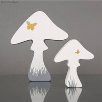 Kreative PET Gießform Pilze von easy-sticks, zeigt zwei hübsche Pilze, dekoriert mit einem goldenen Schmetterling und sanften grauen Details, ideal für DIY-Projekte.