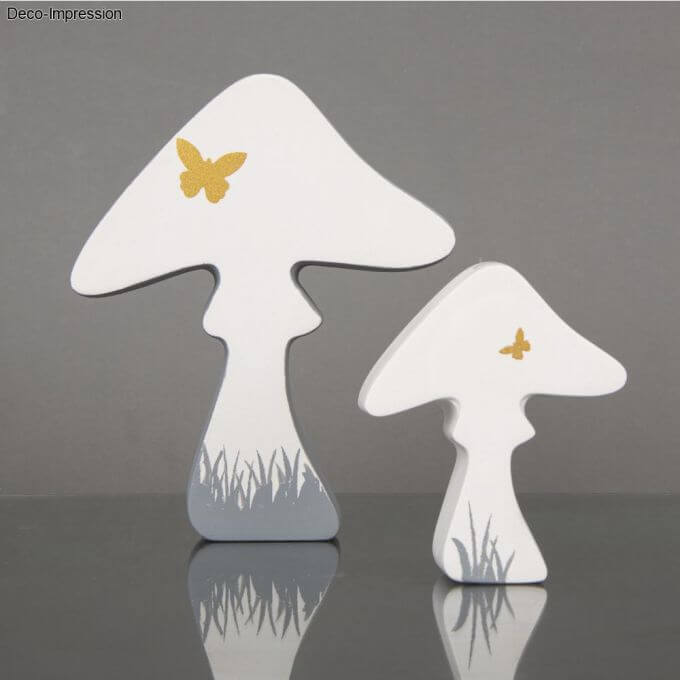 Kreative PET Gießform Pilze von easy-sticks, zeigt zwei hübsche Pilze, dekoriert mit einem goldenen Schmetterling und sanften grauen Details, ideal für DIY-Projekte.