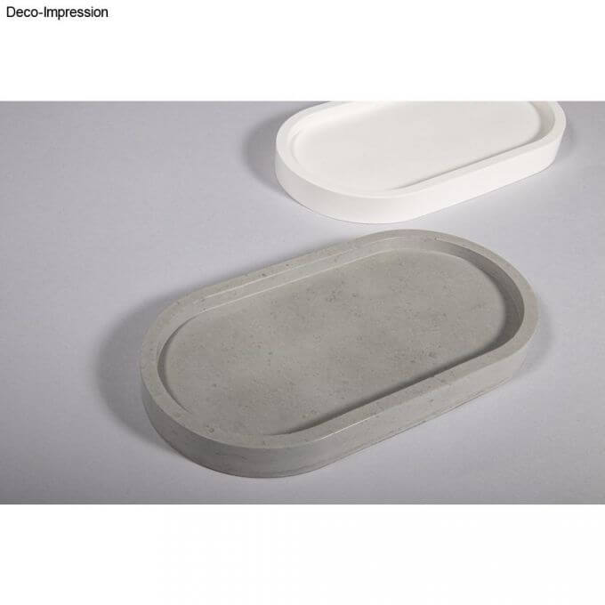 Gemusterte Silikon Gießform Untersetzer Oval von easy-sticks, zusammen mit einer grauen Betonunterlage, perfekt für DIY- und Bastelprojekte.