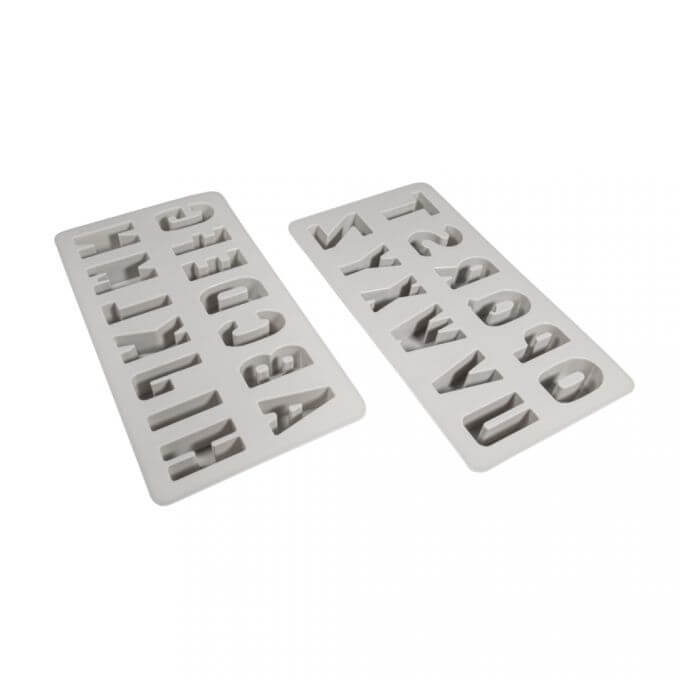 Zwei Silikonformen mit Buchstaben von A bis Z zur kreativen Nutzung bei DIY-Projekten, hergestellt von Easy-Sticks - Silikonform - Buchstaben.