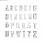 Eine Aufstellung von 26 Buchstaben in Silikonform, ideal für Bastelprojekte, von Easy-Sticks - Silikonform - Buchstaben.