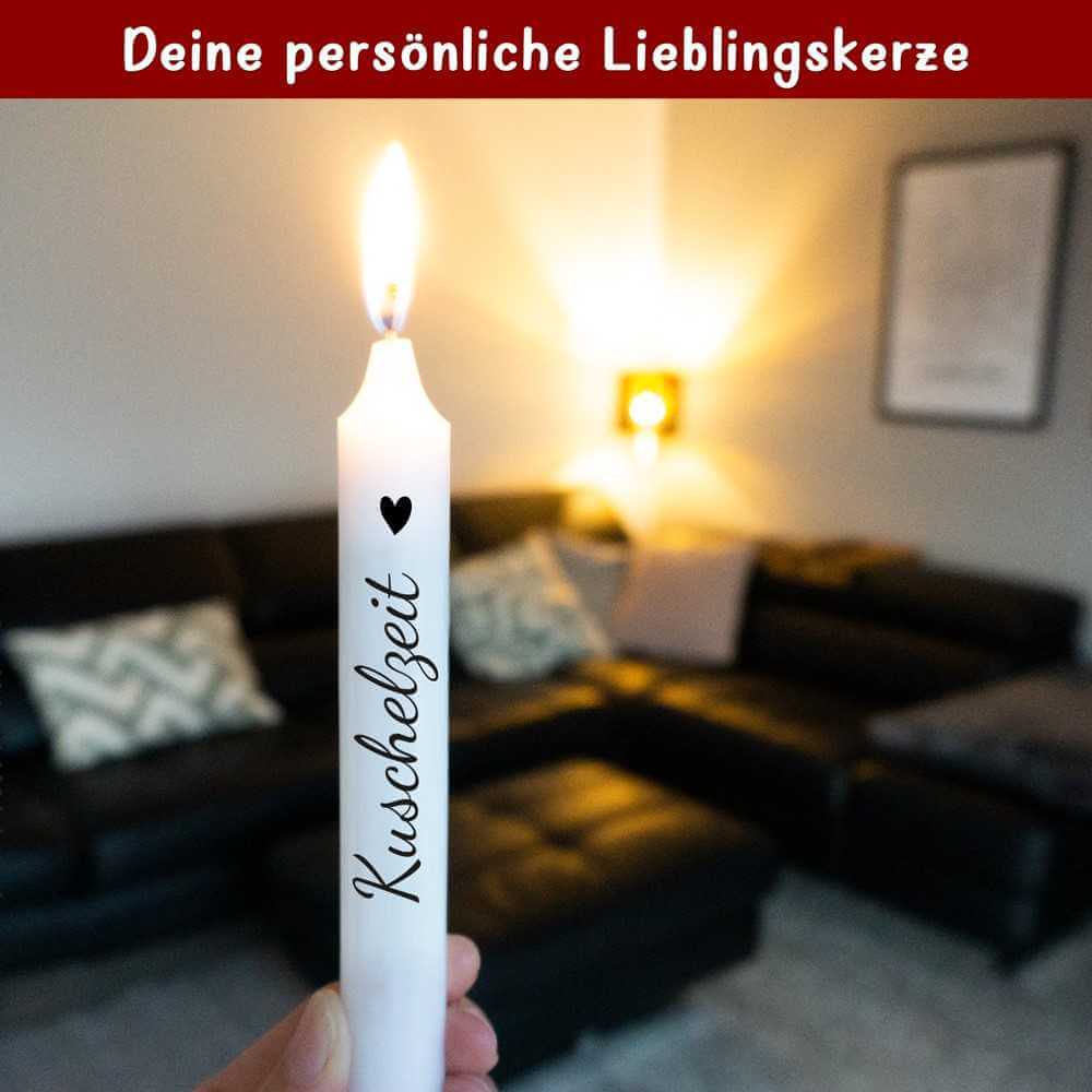 Gestaltete Kerze von easy-sticks mit dem Schriftzug 'Kuschelzeit', ideal für eine gemütliche Atmosphäre zu Hause.