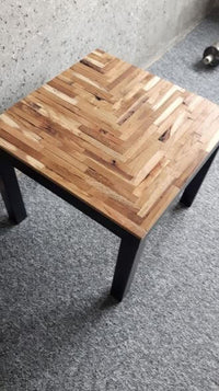 Minimalistischer Tisch mit einem einzigartigen Holz-Muster aus Eichen-Sticks, eine großartige Verwendung für Easy-Sticks 3.0 Kurz von Easy-Sticks in DIY-Möbelprojekten.