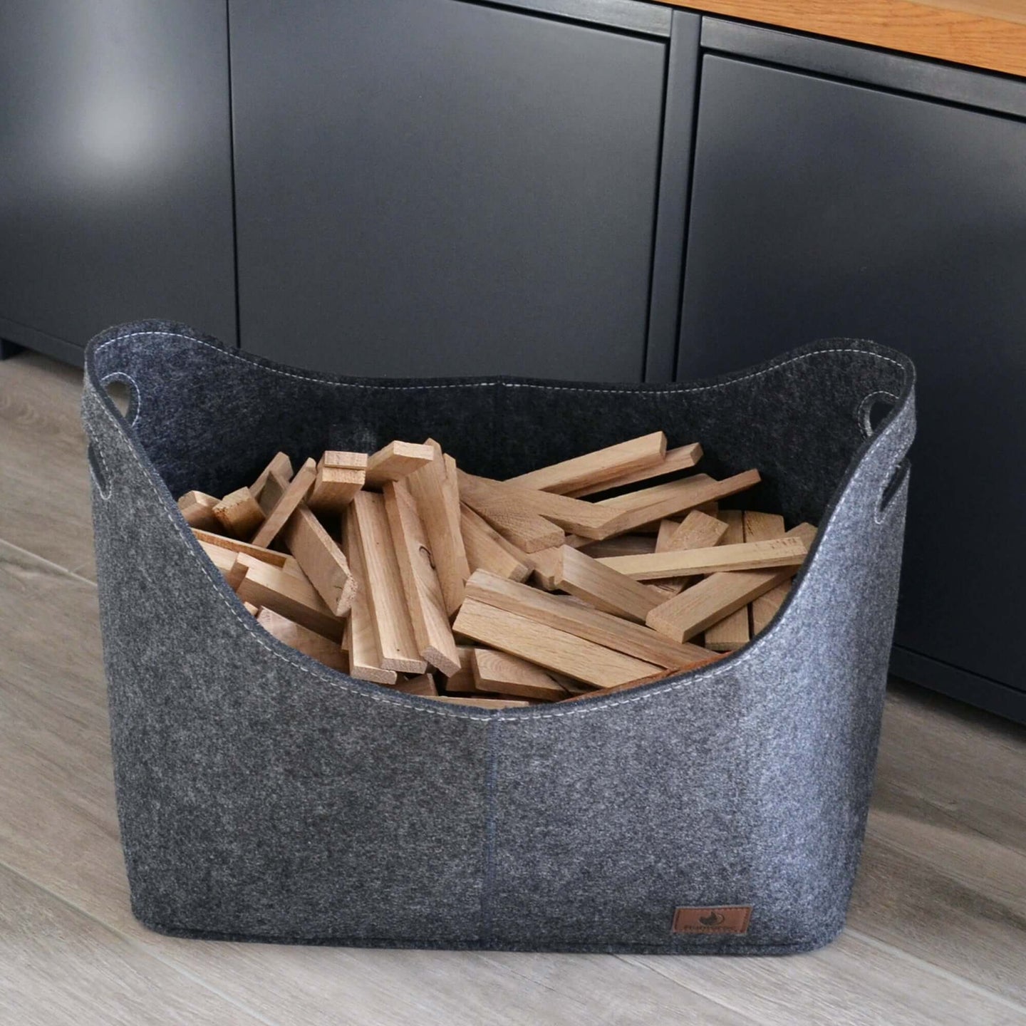 Großzügige graue Wolltasche gefüllt mit Easy-Sticks 2.0 von Easy-Sticks, Holz-Bastelsticks von 16 cm Länge im 3D Effekt für kreative Bastelideen.