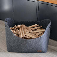 Großzügige graue Wolltasche gefüllt mit Easy-Sticks 2.0 von Easy-Sticks, Holz-Bastelsticks von 16 cm Länge im 3D Effekt für kreative Bastelideen.
