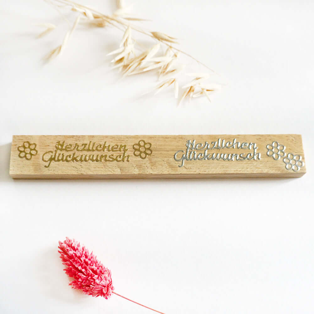 Holzsticker 'Herzlichen Glückwunsch' in silber oder gold auf einem natürlichen Hintergrund, präsentiert von easy-sticks.